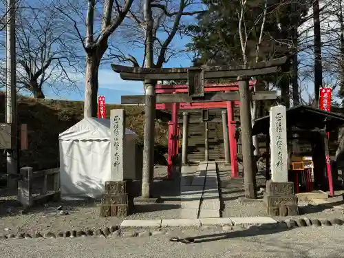 鶴ケ城稲荷神社の{uncategorized: "未分類", other: "その他", undefined: "問題あり", building: "その他建物", grave: "お墓", sacred_gate: "鳥居", guardian: "狛犬", statue: "像", buddha: "仏像", history: "歴史", nature: "自然", garden: "庭園", animal: "動物", pagoda: "塔", temizu: "手水舎", mountain_gate: "山門・神門", sanctuary: "本殿・本堂", subordinate: "末社・摂社", art: "芸術", scenery: "景色", jizo: "地蔵", ema: "絵馬", goshuin: "御朱印", omikuji: "おみくじ", items: "授与品その他", amulet: "お守り", goshuincho: "御朱印帳", eats: "食事", festival: "お祭り", votive_dance: "神楽", shichigosan: "七五三参", wedding: "結婚式", experience: "体験その他", initially: "初詣", around: "周辺", anti_infection: "感染症対策"}