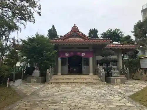 識名宮の本殿・本堂