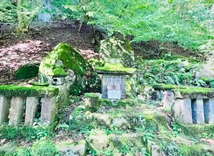 瀧尾神社(日光二荒山神社別宮)の{uncategorized: "未分類", other: "その他", undefined: "問題あり", building: "その他建物", grave: "お墓", sacred_gate: "鳥居", guardian: "狛犬", statue: "像", buddha: "仏像", history: "歴史", nature: "自然", garden: "庭園", animal: "動物", pagoda: "塔", temizu: "手水舎", mountain_gate: "山門・神門", sanctuary: "本殿・本堂", subordinate: "末社・摂社", art: "芸術", scenery: "景色", jizo: "地蔵", ema: "絵馬", goshuin: "御朱印", omikuji: "おみくじ", items: "授与品その他", amulet: "お守り", goshuincho: "御朱印帳", eats: "食事", festival: "お祭り", votive_dance: "神楽", shichigosan: "七五三参", wedding: "結婚式", experience: "体験その他", initially: "初詣", around: "周辺", anti_infection: "感染症対策"}