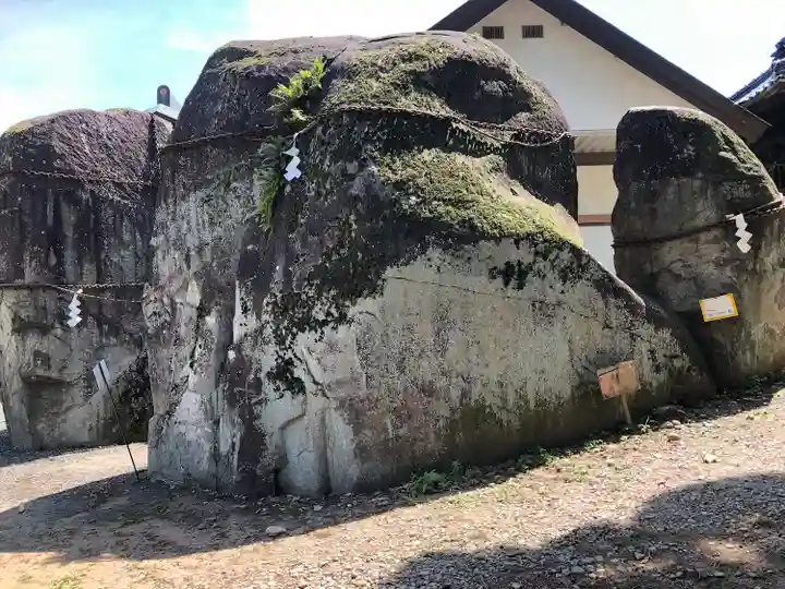 三ツ石神社(岩手県)