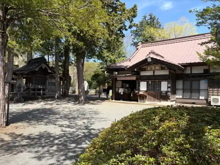 淺間神社(忍野八海)の{uncategorized: "未分類", other: "その他", undefined: "問題あり", building: "その他建物", grave: "お墓", sacred_gate: "鳥居", guardian: "狛犬", statue: "像", buddha: "仏像", history: "歴史", nature: "自然", garden: "庭園", animal: "動物", pagoda: "塔", temizu: "手水舎", mountain_gate: "山門・神門", sanctuary: "本殿・本堂", subordinate: "末社・摂社", art: "芸術", scenery: "景色", jizo: "地蔵", ema: "絵馬", goshuin: "御朱印", omikuji: "おみくじ", items: "授与品その他", amulet: "お守り", goshuincho: "御朱印帳", eats: "食事", festival: "お祭り", votive_dance: "神楽", shichigosan: "七五三参", wedding: "結婚式", experience: "体験その他", initially: "初詣", around: "周辺", anti_infection: "感染症対策"}