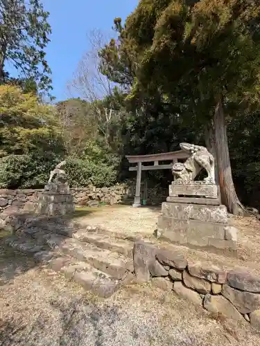 眞名井神社の{uncategorized: "未分類", other: "その他", undefined: "問題あり", building: "その他建物", grave: "お墓", sacred_gate: "鳥居", guardian: "狛犬", statue: "像", buddha: "仏像", history: "歴史", nature: "自然", garden: "庭園", animal: "動物", pagoda: "塔", temizu: "手水舎", mountain_gate: "山門・神門", sanctuary: "本殿・本堂", subordinate: "末社・摂社", art: "芸術", scenery: "景色", jizo: "地蔵", ema: "絵馬", goshuin: "御朱印", omikuji: "おみくじ", items: "授与品その他", amulet: "お守り", goshuincho: "御朱印帳", eats: "食事", festival: "お祭り", votive_dance: "神楽", shichigosan: "七五三参", wedding: "結婚式", experience: "体験その他", initially: "初詣", around: "周辺", anti_infection: "感染症対策"}