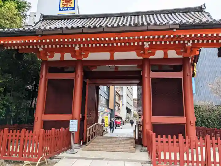 浅草神社の山門・神門