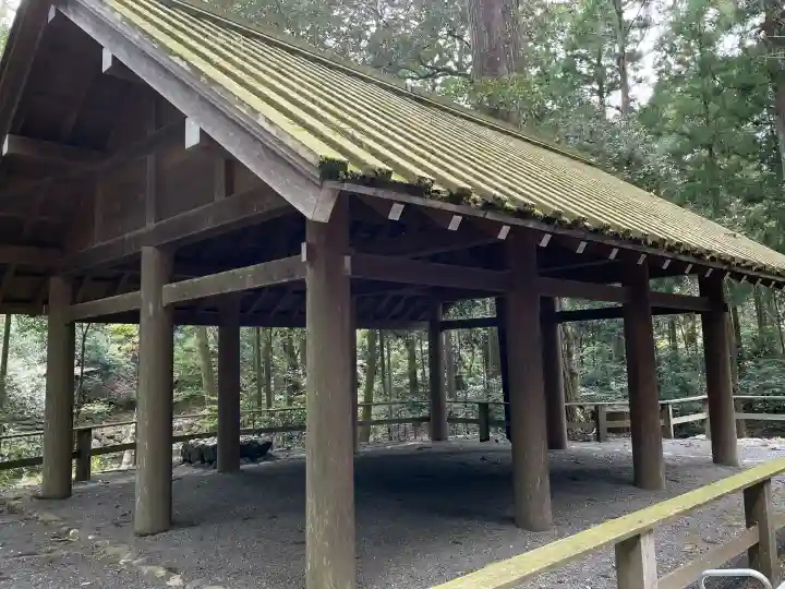 伊勢神宮内宮(皇大神宮)の{uncategorized: "未分類", other: "その他", undefined: "問題あり", building: "その他建物", grave: "お墓", sacred_gate: "鳥居", guardian: "狛犬", statue: "像", buddha: "仏像", history: "歴史", nature: "自然", garden: "庭園", animal: "動物", pagoda: "塔", temizu: "手水舎", mountain_gate: "山門・神門", sanctuary: "本殿・本堂", subordinate: "末社・摂社", art: "芸術", scenery: "景色", jizo: "地蔵", ema: "絵馬", goshuin: "御朱印", omikuji: "おみくじ", items: "授与品その他", amulet: "お守り", goshuincho: "御朱印帳", eats: "食事", festival: "お祭り", votive_dance: "神楽", shichigosan: "七五三参", wedding: "結婚式", experience: "体験その他", initially: "初詣", around: "周辺", anti_infection: "感染症対策"}