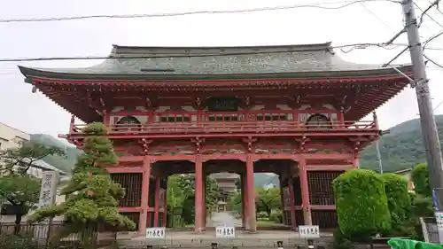 甲斐善光寺の山門