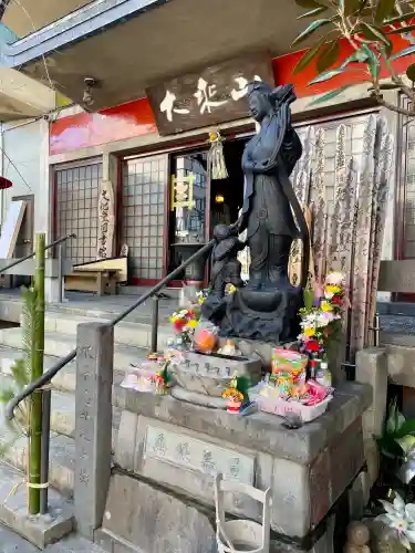 経王寺の{uncategorized: "未分類", other: "その他", undefined: "問題あり", building: "その他建物", grave: "お墓", sacred_gate: "鳥居", guardian: "狛犬", statue: "像", buddha: "仏像", history: "歴史", nature: "自然", garden: "庭園", animal: "動物", pagoda: "塔", temizu: "手水舎", mountain_gate: "山門・神門", sanctuary: "本殿・本堂", subordinate: "末社・摂社", art: "芸術", scenery: "景色", jizo: "地蔵", ema: "絵馬", goshuin: "御朱印", omikuji: "おみくじ", items: "授与品その他", amulet: "お守り", goshuincho: "御朱印帳", eats: "食事", festival: "お祭り", votive_dance: "神楽", shichigosan: "七五三参", wedding: "結婚式", experience: "体験その他", initially: "初詣", around: "周辺", anti_infection: "感染症対策"}