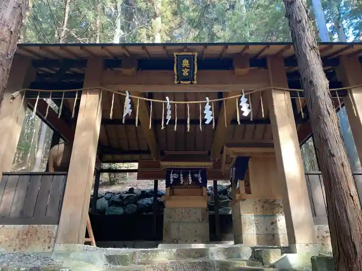 日光大室高龗神社の{uncategorized: "未分類", other: "その他", undefined: "問題あり", building: "その他建物", grave: "お墓", sacred_gate: "鳥居", guardian: "狛犬", statue: "像", buddha: "仏像", history: "歴史", nature: "自然", garden: "庭園", animal: "動物", pagoda: "塔", temizu: "手水舎", mountain_gate: "山門・神門", sanctuary: "本殿・本堂", subordinate: "末社・摂社", art: "芸術", scenery: "景色", jizo: "地蔵", ema: "絵馬", goshuin: "御朱印", omikuji: "おみくじ", items: "授与品その他", amulet: "お守り", goshuincho: "御朱印帳", eats: "食事", festival: "お祭り", votive_dance: "神楽", shichigosan: "七五三参", wedding: "結婚式", experience: "体験その他", initially: "初詣", around: "周辺", anti_infection: "感染症対策"}