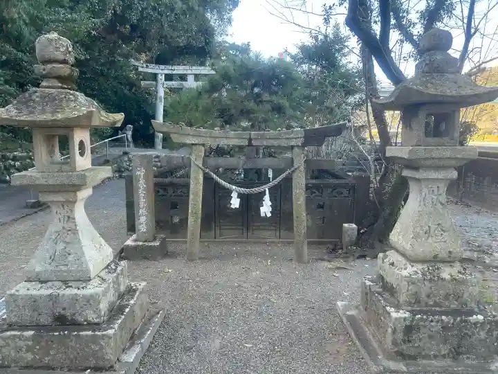立磐神社の{uncategorized: "未分類", other: "その他", undefined: "問題あり", building: "その他建物", grave: "お墓", sacred_gate: "鳥居", guardian: "狛犬", statue: "像", buddha: "仏像", history: "歴史", nature: "自然", garden: "庭園", animal: "動物", pagoda: "塔", temizu: "手水舎", mountain_gate: "山門・神門", sanctuary: "本殿・本堂", subordinate: "末社・摂社", art: "芸術", scenery: "景色", jizo: "地蔵", ema: "絵馬", goshuin: "御朱印", omikuji: "おみくじ", items: "授与品その他", amulet: "お守り", goshuincho: "御朱印帳", eats: "食事", festival: "お祭り", votive_dance: "神楽", shichigosan: "七五三参", wedding: "結婚式", experience: "体験その他", initially: "初詣", around: "周辺", anti_infection: "感染症対策"}