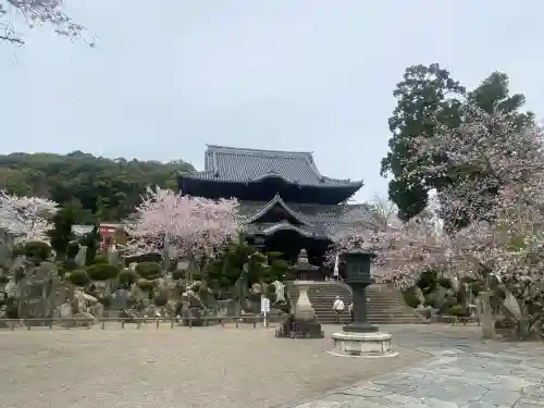 粉河寺の{uncategorized: "未分類", other: "その他", undefined: "問題あり", building: "その他建物", grave: "お墓", sacred_gate: "鳥居", guardian: "狛犬", statue: "像", buddha: "仏像", history: "歴史", nature: "自然", garden: "庭園", animal: "動物", pagoda: "塔", temizu: "手水舎", mountain_gate: "山門・神門", sanctuary: "本殿・本堂", subordinate: "末社・摂社", art: "芸術", scenery: "景色", jizo: "地蔵", ema: "絵馬", goshuin: "御朱印", omikuji: "おみくじ", items: "授与品その他", amulet: "お守り", goshuincho: "御朱印帳", eats: "食事", festival: "お祭り", votive_dance: "神楽", shichigosan: "七五三参", wedding: "結婚式", experience: "体験その他", initially: "初詣", around: "周辺", anti_infection: "感染症対策"}