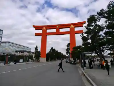 平安神宮の{uncategorized: "未分類", other: "その他", undefined: "問題あり", building: "その他建物", grave: "お墓", sacred_gate: "鳥居", guardian: "狛犬", statue: "像", buddha: "仏像", history: "歴史", nature: "自然", garden: "庭園", animal: "動物", pagoda: "塔", temizu: "手水舎", mountain_gate: "山門・神門", sanctuary: "本殿・本堂", subordinate: "末社・摂社", art: "芸術", scenery: "景色", jizo: "地蔵", ema: "絵馬", goshuin: "御朱印", omikuji: "おみくじ", items: "授与品その他", amulet: "お守り", goshuincho: "御朱印帳", eats: "食事", festival: "お祭り", votive_dance: "神楽", shichigosan: "七五三参", wedding: "結婚式", experience: "体験その他", initially: "初詣", around: "周辺", anti_infection: "感染症対策"}