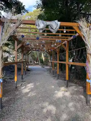 彌都加伎神社の{uncategorized: "未分類", other: "その他", undefined: "問題あり", building: "その他建物", grave: "お墓", sacred_gate: "鳥居", guardian: "狛犬", statue: "像", buddha: "仏像", history: "歴史", nature: "自然", garden: "庭園", animal: "動物", pagoda: "塔", temizu: "手水舎", mountain_gate: "山門・神門", sanctuary: "本殿・本堂", subordinate: "末社・摂社", art: "芸術", scenery: "景色", jizo: "地蔵", ema: "絵馬", goshuin: "御朱印", omikuji: "おみくじ", items: "授与品その他", amulet: "お守り", goshuincho: "御朱印帳", eats: "食事", festival: "お祭り", votive_dance: "神楽", shichigosan: "七五三参", wedding: "結婚式", experience: "体験その他", initially: "初詣", around: "周辺", anti_infection: "感染症対策"}