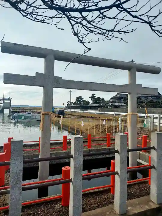息栖神社の{uncategorized: "未分類", other: "その他", undefined: "問題あり", building: "その他建物", grave: "お墓", sacred_gate: "鳥居", guardian: "狛犬", statue: "像", buddha: "仏像", history: "歴史", nature: "自然", garden: "庭園", animal: "動物", pagoda: "塔", temizu: "手水舎", mountain_gate: "山門・神門", sanctuary: "本殿・本堂", subordinate: "末社・摂社", art: "芸術", scenery: "景色", jizo: "地蔵", ema: "絵馬", goshuin: "御朱印", omikuji: "おみくじ", items: "授与品その他", amulet: "お守り", goshuincho: "御朱印帳", eats: "食事", festival: "お祭り", votive_dance: "神楽", shichigosan: "七五三参", wedding: "結婚式", experience: "体験その他", initially: "初詣", around: "周辺", anti_infection: "感染症対策"}