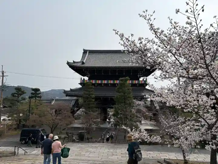 くろ谷 金戒光明寺の{uncategorized: "未分類", other: "その他", undefined: "問題あり", building: "その他建物", grave: "お墓", sacred_gate: "鳥居", guardian: "狛犬", statue: "像", buddha: "仏像", history: "歴史", nature: "自然", garden: "庭園", animal: "動物", pagoda: "塔", temizu: "手水舎", mountain_gate: "山門・神門", sanctuary: "本殿・本堂", subordinate: "末社・摂社", art: "芸術", scenery: "景色", jizo: "地蔵", ema: "絵馬", goshuin: "御朱印", omikuji: "おみくじ", items: "授与品その他", amulet: "お守り", goshuincho: "御朱印帳", eats: "食事", festival: "お祭り", votive_dance: "神楽", shichigosan: "七五三参", wedding: "結婚式", experience: "体験その他", initially: "初詣", around: "周辺", anti_infection: "感染症対策"}