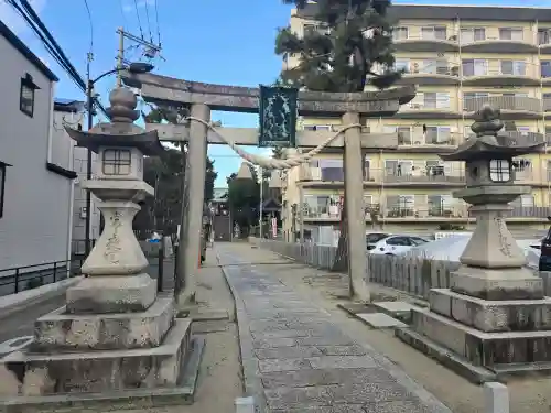 素盞嗚尊神社（江坂神社）の{uncategorized: "未分類", other: "その他", undefined: "問題あり", building: "その他建物", grave: "お墓", sacred_gate: "鳥居", guardian: "狛犬", statue: "像", buddha: "仏像", history: "歴史", nature: "自然", garden: "庭園", animal: "動物", pagoda: "塔", temizu: "手水舎", mountain_gate: "山門・神門", sanctuary: "本殿・本堂", subordinate: "末社・摂社", art: "芸術", scenery: "景色", jizo: "地蔵", ema: "絵馬", goshuin: "御朱印", omikuji: "おみくじ", items: "授与品その他", amulet: "お守り", goshuincho: "御朱印帳", eats: "食事", festival: "お祭り", votive_dance: "神楽", shichigosan: "七五三参", wedding: "結婚式", experience: "体験その他", initially: "初詣", around: "周辺", anti_infection: "感染症対策"}