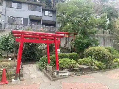狸穴稲荷社の{uncategorized: "未分類", other: "その他", undefined: "問題あり", building: "その他建物", grave: "お墓", sacred_gate: "鳥居", guardian: "狛犬", statue: "像", buddha: "仏像", history: "歴史", nature: "自然", garden: "庭園", animal: "動物", pagoda: "塔", temizu: "手水舎", mountain_gate: "山門・神門", sanctuary: "本殿・本堂", subordinate: "末社・摂社", art: "芸術", scenery: "景色", jizo: "地蔵", ema: "絵馬", goshuin: "御朱印", omikuji: "おみくじ", items: "授与品その他", amulet: "お守り", goshuincho: "御朱印帳", eats: "食事", festival: "お祭り", votive_dance: "神楽", shichigosan: "七五三参", wedding: "結婚式", experience: "体験その他", initially: "初詣", around: "周辺", anti_infection: "感染症対策"}