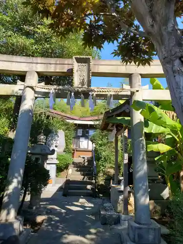 横浜御嶽神社の鳥居