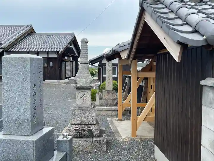 西徳寺の{uncategorized: "未分類", other: "その他", undefined: "問題あり", building: "その他建物", grave: "お墓", sacred_gate: "鳥居", guardian: "狛犬", statue: "像", buddha: "仏像", history: "歴史", nature: "自然", garden: "庭園", animal: "動物", pagoda: "塔", temizu: "手水舎", mountain_gate: "山門・神門", sanctuary: "本殿・本堂", subordinate: "末社・摂社", art: "芸術", scenery: "景色", jizo: "地蔵", ema: "絵馬", goshuin: "御朱印", omikuji: "おみくじ", items: "授与品その他", amulet: "お守り", goshuincho: "御朱印帳", eats: "食事", festival: "お祭り", votive_dance: "神楽", shichigosan: "七五三参", wedding: "結婚式", experience: "体験その他", initially: "初詣", around: "周辺", anti_infection: "感染症対策"}