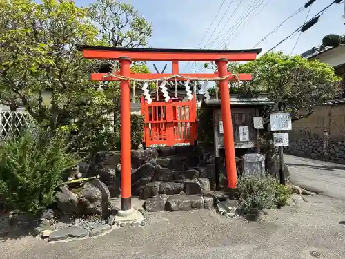 南都鏡神社の{uncategorized: "未分類", other: "その他", undefined: "問題あり", building: "その他建物", grave: "お墓", sacred_gate: "鳥居", guardian: "狛犬", statue: "像", buddha: "仏像", history: "歴史", nature: "自然", garden: "庭園", animal: "動物", pagoda: "塔", temizu: "手水舎", mountain_gate: "山門・神門", sanctuary: "本殿・本堂", subordinate: "末社・摂社", art: "芸術", scenery: "景色", jizo: "地蔵", ema: "絵馬", goshuin: "御朱印", omikuji: "おみくじ", items: "授与品その他", amulet: "お守り", goshuincho: "御朱印帳", eats: "食事", festival: "お祭り", votive_dance: "神楽", shichigosan: "七五三参", wedding: "結婚式", experience: "体験その他", initially: "初詣", around: "周辺", anti_infection: "感染症対策"}