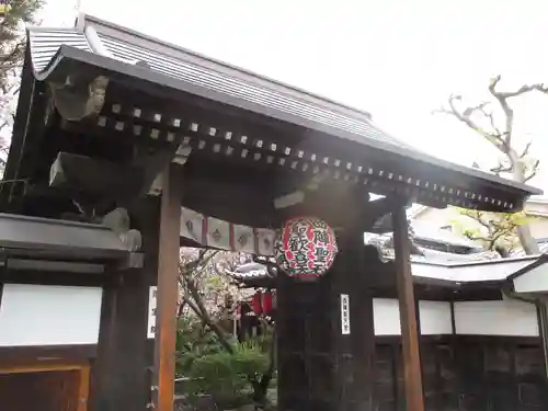 雨宝院の山門・神門