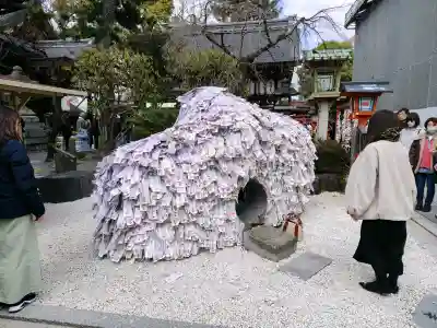 安井金比羅宮の{uncategorized: "未分類", other: "その他", undefined: "問題あり", building: "その他建物", grave: "お墓", sacred_gate: "鳥居", guardian: "狛犬", statue: "像", buddha: "仏像", history: "歴史", nature: "自然", garden: "庭園", animal: "動物", pagoda: "塔", temizu: "手水舎", mountain_gate: "山門・神門", sanctuary: "本殿・本堂", subordinate: "末社・摂社", art: "芸術", scenery: "景色", jizo: "地蔵", ema: "絵馬", goshuin: "御朱印", omikuji: "おみくじ", items: "授与品その他", amulet: "お守り", goshuincho: "御朱印帳", eats: "食事", festival: "お祭り", votive_dance: "神楽", shichigosan: "七五三参", wedding: "結婚式", experience: "体験その他", initially: "初詣", around: "周辺", anti_infection: "感染症対策"}