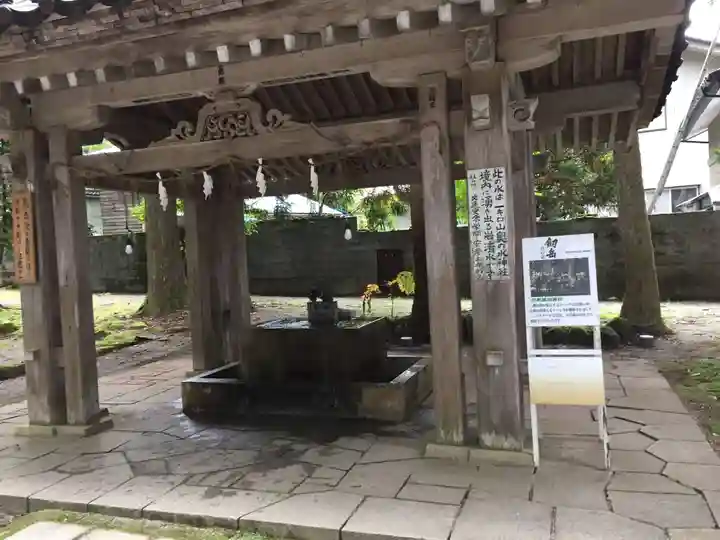 雄山神社中宮祈願殿の手水舎