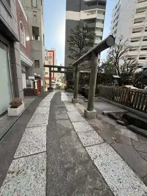 厳嶋神社の{uncategorized: "未分類", other: "その他", undefined: "問題あり", building: "その他建物", grave: "お墓", sacred_gate: "鳥居", guardian: "狛犬", statue: "像", buddha: "仏像", history: "歴史", nature: "自然", garden: "庭園", animal: "動物", pagoda: "塔", temizu: "手水舎", mountain_gate: "山門・神門", sanctuary: "本殿・本堂", subordinate: "末社・摂社", art: "芸術", scenery: "景色", jizo: "地蔵", ema: "絵馬", goshuin: "御朱印", omikuji: "おみくじ", items: "授与品その他", amulet: "お守り", goshuincho: "御朱印帳", eats: "食事", festival: "お祭り", votive_dance: "神楽", shichigosan: "七五三参", wedding: "結婚式", experience: "体験その他", initially: "初詣", around: "周辺", anti_infection: "感染症対策"}