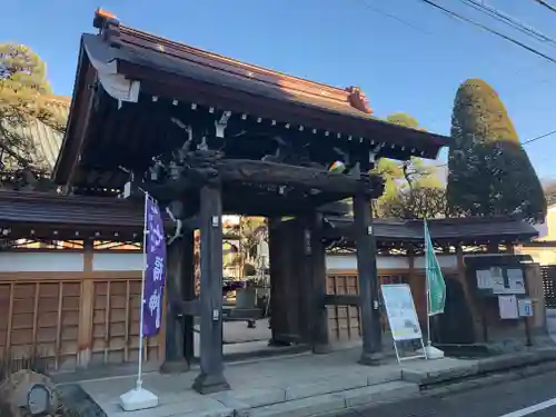 厳定院の山門