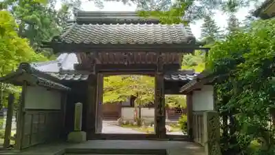 吸湖山　青岸寺の山門