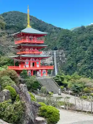 熊野那智大社の{uncategorized: "未分類", other: "その他", undefined: "問題あり", building: "その他建物", grave: "お墓", sacred_gate: "鳥居", guardian: "狛犬", statue: "像", buddha: "仏像", history: "歴史", nature: "自然", garden: "庭園", animal: "動物", pagoda: "塔", temizu: "手水舎", mountain_gate: "山門・神門", sanctuary: "本殿・本堂", subordinate: "末社・摂社", art: "芸術", scenery: "景色", jizo: "地蔵", ema: "絵馬", goshuin: "御朱印", omikuji: "おみくじ", items: "授与品その他", amulet: "お守り", goshuincho: "御朱印帳", eats: "食事", festival: "お祭り", votive_dance: "神楽", shichigosan: "七五三参", wedding: "結婚式", experience: "体験その他", initially: "初詣", around: "周辺", anti_infection: "感染症対策"}