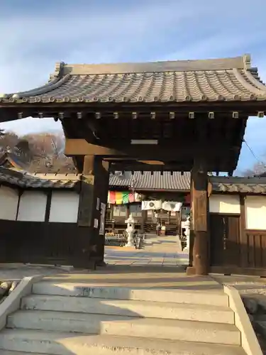 埼玉厄除け開運大師・龍泉寺（切り絵御朱印発祥の寺）の山門