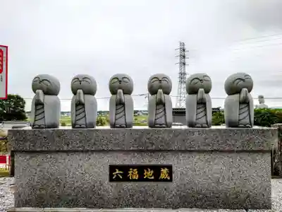 埼玉厄除け開運大師・龍泉寺（切り絵御朱印発祥の寺）の地蔵