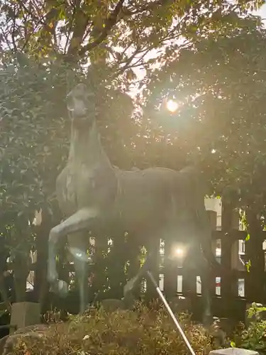 満足稲荷神社の像