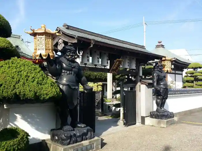 西光寺の山門