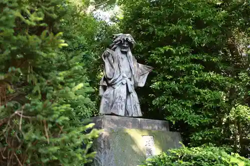 寒川神社の像