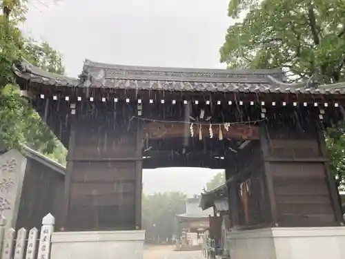 泊神社の山門