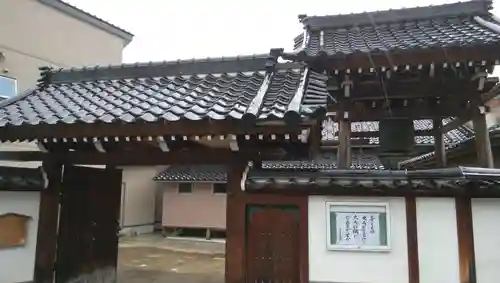 唯念寺の山門