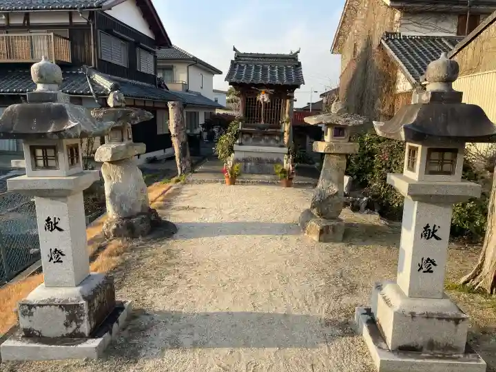 八幡社の{uncategorized: "未分類", other: "その他", undefined: "問題あり", building: "その他建物", grave: "お墓", sacred_gate: "鳥居", guardian: "狛犬", statue: "像", buddha: "仏像", history: "歴史", nature: "自然", garden: "庭園", animal: "動物", pagoda: "塔", temizu: "手水舎", mountain_gate: "山門・神門", sanctuary: "本殿・本堂", subordinate: "末社・摂社", art: "芸術", scenery: "景色", jizo: "地蔵", ema: "絵馬", goshuin: "御朱印", omikuji: "おみくじ", items: "授与品その他", amulet: "お守り", goshuincho: "御朱印帳", eats: "食事", festival: "お祭り", votive_dance: "神楽", shichigosan: "七五三参", wedding: "結婚式", experience: "体験その他", initially: "初詣", around: "周辺", anti_infection: "感染症対策"}