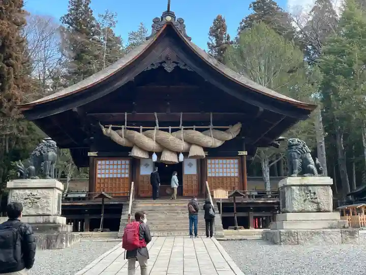 諏訪大社下社秋宮の{uncategorized: "未分類", other: "その他", undefined: "問題あり", building: "その他建物", grave: "お墓", sacred_gate: "鳥居", guardian: "狛犬", statue: "像", buddha: "仏像", history: "歴史", nature: "自然", garden: "庭園", animal: "動物", pagoda: "塔", temizu: "手水舎", mountain_gate: "山門・神門", sanctuary: "本殿・本堂", subordinate: "末社・摂社", art: "芸術", scenery: "景色", jizo: "地蔵", ema: "絵馬", goshuin: "御朱印", omikuji: "おみくじ", items: "授与品その他", amulet: "お守り", goshuincho: "御朱印帳", eats: "食事", festival: "お祭り", votive_dance: "神楽", shichigosan: "七五三参", wedding: "結婚式", experience: "体験その他", initially: "初詣", around: "周辺", anti_infection: "感染症対策"}