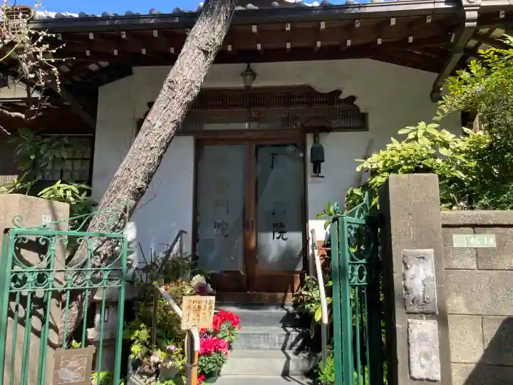 普門院の{uncategorized: "未分類", other: "その他", undefined: "問題あり", building: "その他建物", grave: "お墓", sacred_gate: "鳥居", guardian: "狛犬", statue: "像", buddha: "仏像", history: "歴史", nature: "自然", garden: "庭園", animal: "動物", pagoda: "塔", temizu: "手水舎", mountain_gate: "山門・神門", sanctuary: "本殿・本堂", subordinate: "末社・摂社", art: "芸術", scenery: "景色", jizo: "地蔵", ema: "絵馬", goshuin: "御朱印", omikuji: "おみくじ", items: "授与品その他", amulet: "お守り", goshuincho: "御朱印帳", eats: "食事", festival: "お祭り", votive_dance: "神楽", shichigosan: "七五三参", wedding: "結婚式", experience: "体験その他", initially: "初詣", around: "周辺", anti_infection: "感染症対策"}