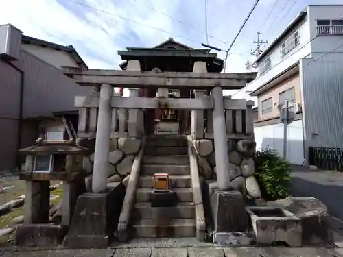 伯佰稲荷大明神の鳥居