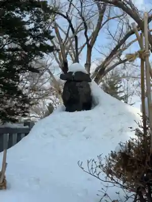 彌彦神社　(伊夜日子神社)の{uncategorized: "未分類", other: "その他", undefined: "問題あり", building: "その他建物", grave: "お墓", sacred_gate: "鳥居", guardian: "狛犬", statue: "像", buddha: "仏像", history: "歴史", nature: "自然", garden: "庭園", animal: "動物", pagoda: "塔", temizu: "手水舎", mountain_gate: "山門・神門", sanctuary: "本殿・本堂", subordinate: "末社・摂社", art: "芸術", scenery: "景色", jizo: "地蔵", ema: "絵馬", goshuin: "御朱印", omikuji: "おみくじ", items: "授与品その他", amulet: "お守り", goshuincho: "御朱印帳", eats: "食事", festival: "お祭り", votive_dance: "神楽", shichigosan: "七五三参", wedding: "結婚式", experience: "体験その他", initially: "初詣", around: "周辺", anti_infection: "感染症対策"}