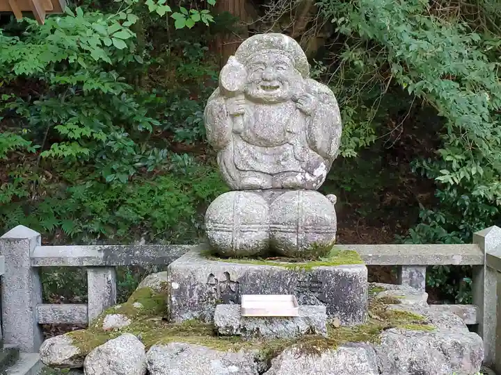 湯泉神社の像