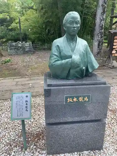 象山神社の像