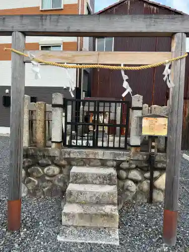 神明社の{uncategorized: "未分類", other: "その他", undefined: "問題あり", building: "その他建物", grave: "お墓", sacred_gate: "鳥居", guardian: "狛犬", statue: "像", buddha: "仏像", history: "歴史", nature: "自然", garden: "庭園", animal: "動物", pagoda: "塔", temizu: "手水舎", mountain_gate: "山門・神門", sanctuary: "本殿・本堂", subordinate: "末社・摂社", art: "芸術", scenery: "景色", jizo: "地蔵", ema: "絵馬", goshuin: "御朱印", omikuji: "おみくじ", items: "授与品その他", amulet: "お守り", goshuincho: "御朱印帳", eats: "食事", festival: "お祭り", votive_dance: "神楽", shichigosan: "七五三参", wedding: "結婚式", experience: "体験その他", initially: "初詣", around: "周辺", anti_infection: "感染症対策"}