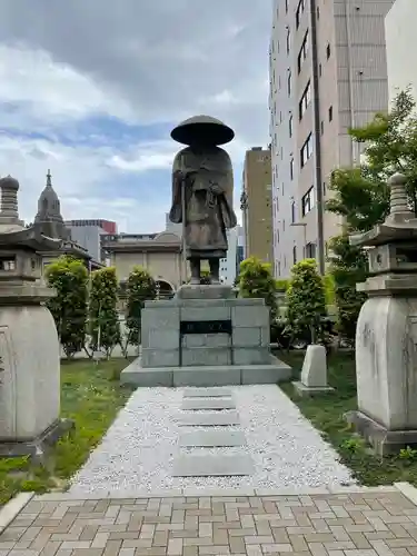 築地本願寺（本願寺築地別院）の像