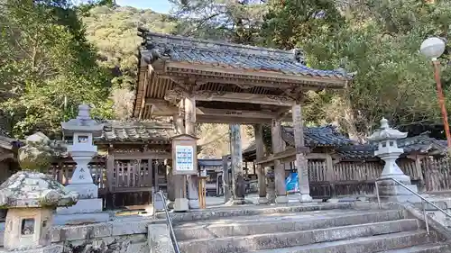 白山比咩神社の山門・神門