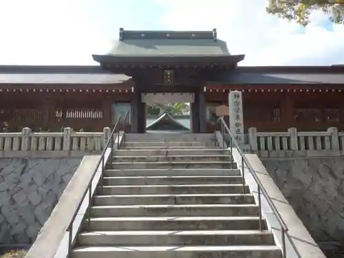 岡田神社の山門