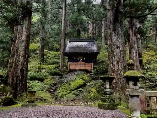 雄山神社中宮祈願殿の建物その他