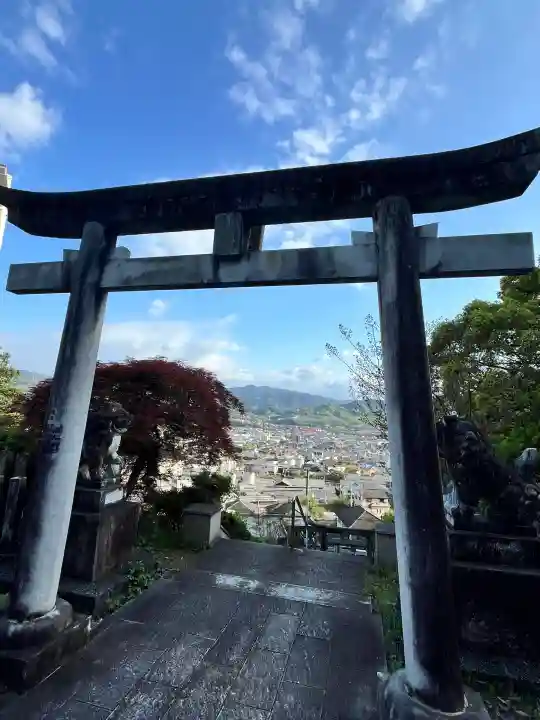 高野口八幡神社の{uncategorized: "未分類", other: "その他", undefined: "問題あり", building: "その他建物", grave: "お墓", sacred_gate: "鳥居", guardian: "狛犬", statue: "像", buddha: "仏像", history: "歴史", nature: "自然", garden: "庭園", animal: "動物", pagoda: "塔", temizu: "手水舎", mountain_gate: "山門・神門", sanctuary: "本殿・本堂", subordinate: "末社・摂社", art: "芸術", scenery: "景色", jizo: "地蔵", ema: "絵馬", goshuin: "御朱印", omikuji: "おみくじ", items: "授与品その他", amulet: "お守り", goshuincho: "御朱印帳", eats: "食事", festival: "お祭り", votive_dance: "神楽", shichigosan: "七五三参", wedding: "結婚式", experience: "体験その他", initially: "初詣", around: "周辺", anti_infection: "感染症対策"}