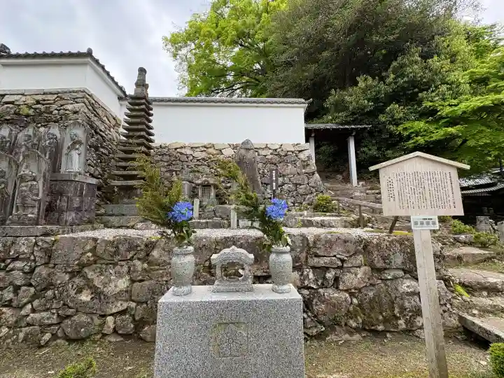 西教寺の{uncategorized: "未分類", other: "その他", undefined: "問題あり", building: "その他建物", grave: "お墓", sacred_gate: "鳥居", guardian: "狛犬", statue: "像", buddha: "仏像", history: "歴史", nature: "自然", garden: "庭園", animal: "動物", pagoda: "塔", temizu: "手水舎", mountain_gate: "山門・神門", sanctuary: "本殿・本堂", subordinate: "末社・摂社", art: "芸術", scenery: "景色", jizo: "地蔵", ema: "絵馬", goshuin: "御朱印", omikuji: "おみくじ", items: "授与品その他", amulet: "お守り", goshuincho: "御朱印帳", eats: "食事", festival: "お祭り", votive_dance: "神楽", shichigosan: "七五三参", wedding: "結婚式", experience: "体験その他", initially: "初詣", around: "周辺", anti_infection: "感染症対策"}